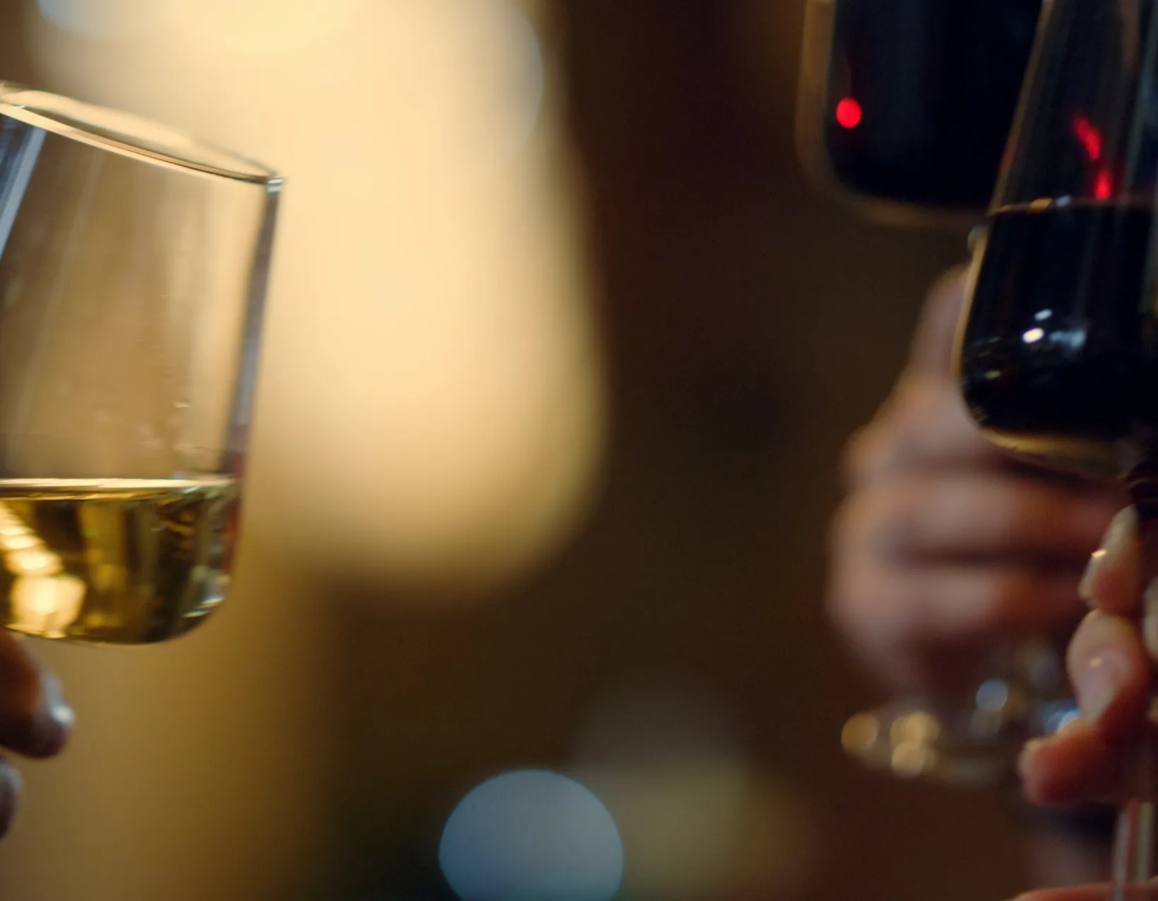 Tre persone fanno un brindisi con i calici di vino